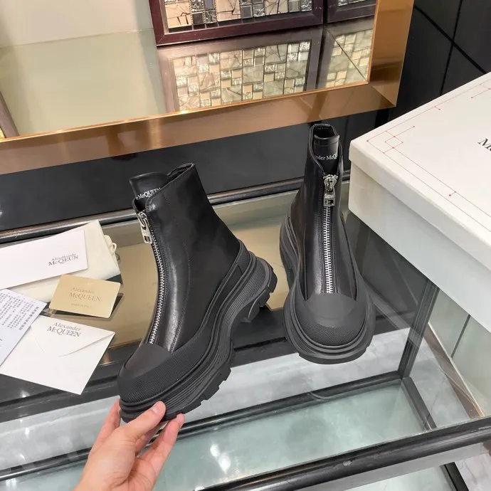 👟👟Ex-factory price 620👟👟 Men +10 🔥4050 McQueen’s new popular women’s boots and couple shoes🔥 Original 1:1 replica, the highest version! AIexanderMcQUEEN✅ products have been certified, endorsed by many celebrities such as Guli Nazha, Wu Lei, and Internet celebrity bloggers, and have fashion models on the T stage of Milan Fashion Week! Front zipper design, easy to wear, 6 cm heel height, comfortable to wear and heighten your legs, fabric: top grain calfskin/ lining: imported sheepskin feet: imported sheepskin, women's size 35-40 (40 must be customized). Men's size 39-45 (45 must be customized). Color: black/white, all black, off-white. Packaging: Matching counter packaging certificate pure cotton bag.